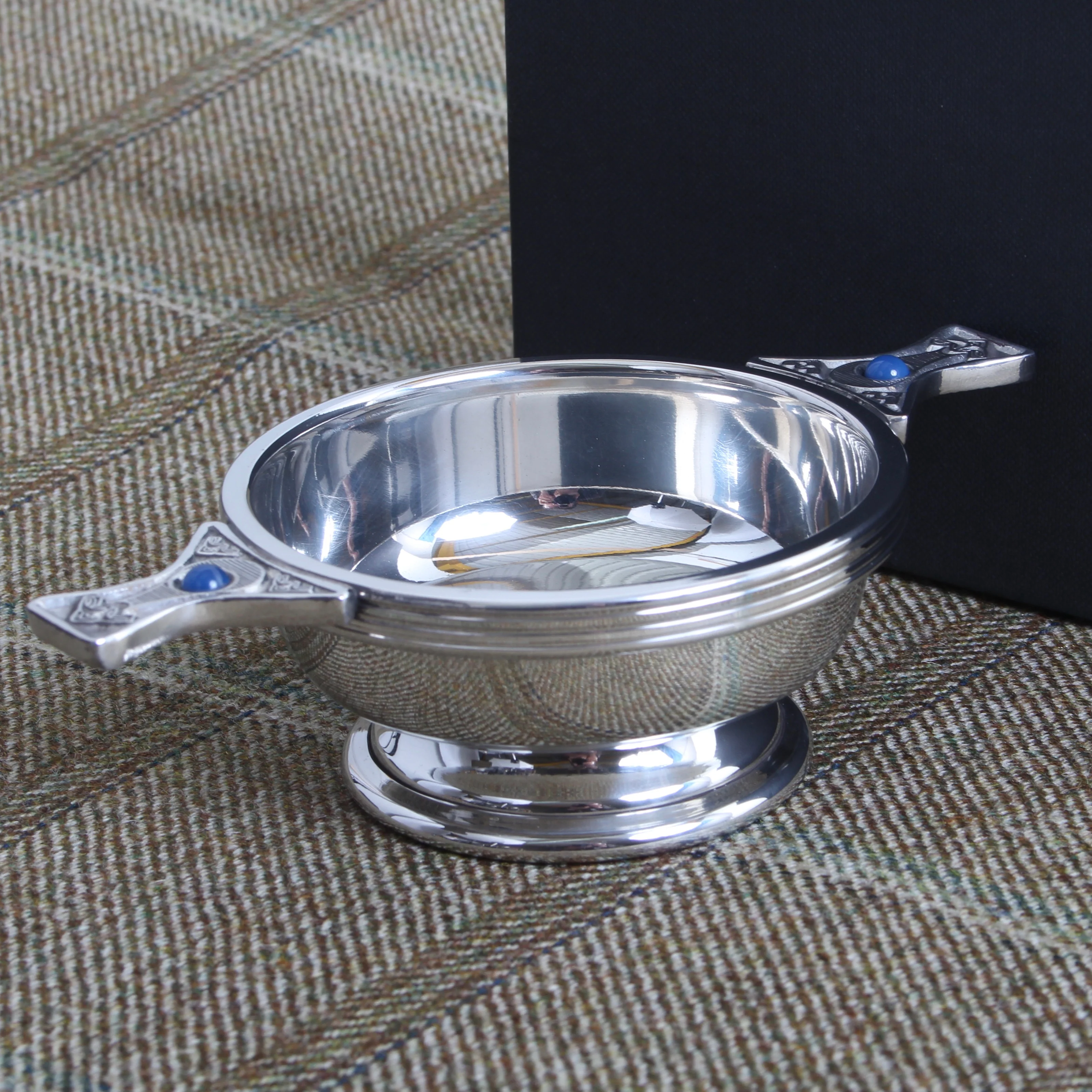 Clan Crest Engraved Pewter Gem Handle Quaich - Image 2